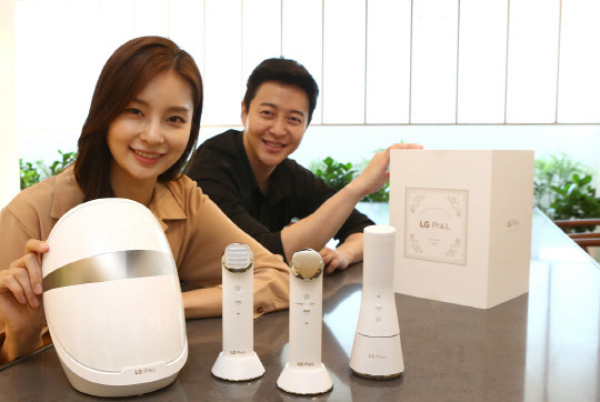 모델들이 효능과 안전성을 대폭 강화한 'LG 프라엘 플러스' 신제품 4종을 소개하고 있다. <LG전자 제공>